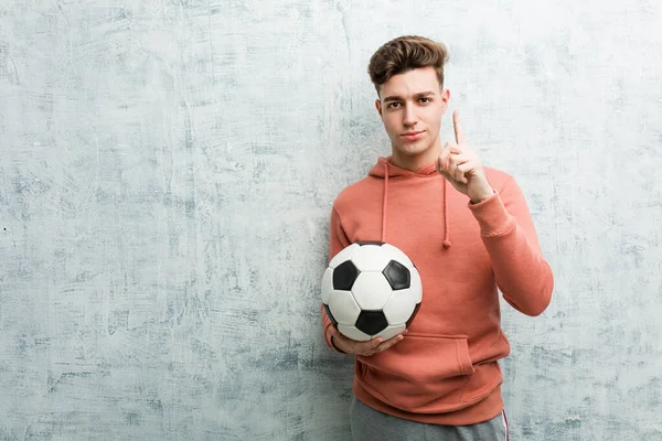 Jovem Desportista Segurando Uma Bola Futebol Mostrando Número Com Dedo — Fotografia de Stock