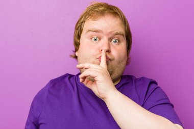 Genç otantik kızıl saçlı şişman adam bir sır tutmak veya sessizlik isteyen.