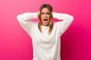 Genç, otantik, karizmatik bir kadın. Duvara yaslanmış, kulakları kulaklarla kaplanmış, yüksek sesli sesler duymamaya çalışan gerçek bir kadın..