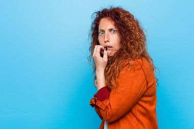 Genç kızıl saçlı, zarif, korkmuş ve korkmuş bir kadın..