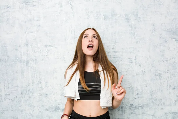 Junge Fitness Frau Zeigt Mit Geöffnetem Mund Auf Den Kopf — Stockfoto