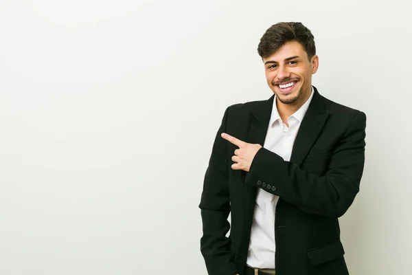 Jovem Homem Hispânico Negócios Sorrindo Apontando Para Lado Mostrando Algo — Fotografia de Stock