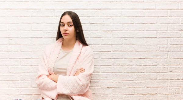 Jonge Vrouw Pyjama Kijkt Recht Voor Zich Uit — Stockfoto