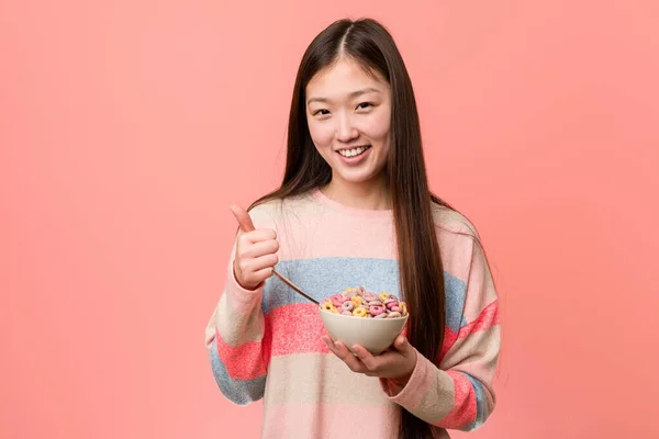 Jonge Aziatische Vrouw Met Een Cornflakes Kom Glimlachen Het Verhogen — Stockfoto