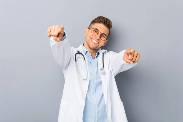 Joven Médico Rubio Hombre Sonrisas Alegres Señalando Frente — Foto de Stock