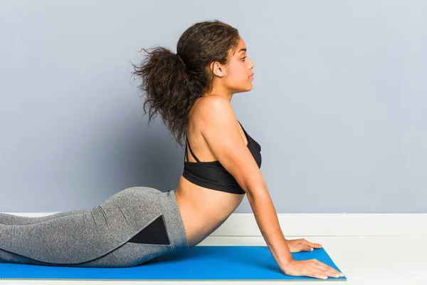 Young African American Sporty Woman Practicing Yoga Lying Using Mat — Stock Photo, Image