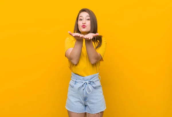 Junge Frau Teenager Trägt Ein Gelbes Hemd Gefaltete Lippen Und — Stockfoto