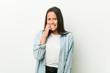 Tırnak yiyen genç İspanyol kadın, gergin ve çok endişeli..