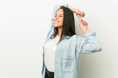 Genç İspanyol kadın kolgerme, rahat pozisyon.