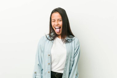 Genç İspanyol kadın komik ve dost dil dışarı yapışmasını.