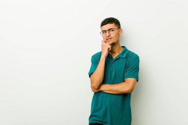 Genç İspanyol adam bir kopya alanı bakarak bir şey hakkında düşünme rahat.