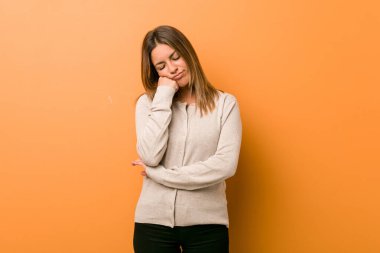 Genç, otantik karizmatik, gerçek bir kadın, üzgün ve dalgın hisseden, kopyalama alanına bakan bir kadın..