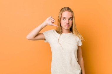 Sevimsiz ve doğal genç bir kadın. Sevimsiz bir jest yapıyor. Anlaşmazlık konsepti.