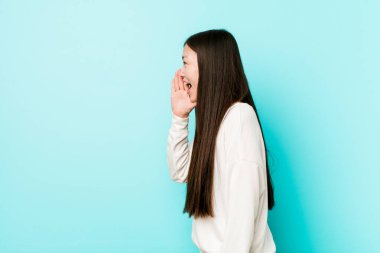 Genç güzel Çinli kadın bağırıyor ve tutan palmiye yakın açılan ağız.