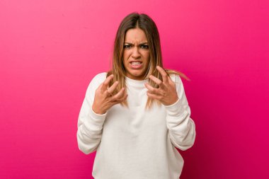 Genç, otantik, karizmatik kadın duvarın karşısında gergin ellerle çığlık atan kadın..