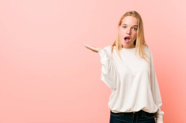 Genç sarışın kadın, elinde fotokopi yeri tutmaktan etkilendi..