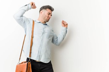 Genç yakışıklı iş adamı kollarını açmış, rahat bir pozisyonda..