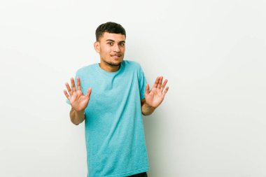 Genç İspanyol adam tiksinti bir jest gösteren birini reddederek.