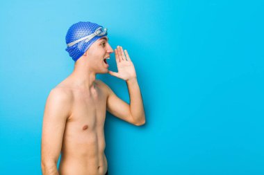 Genç yüzücü bağırıyor ve avuç içini açıyor..