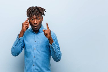 Genç Rasta 'nın elinde telefon tutan siyahi adamın harika bir fikri var, yaratıcılık kavramı..