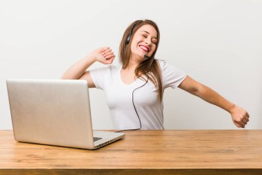 Genç pazarlamacı kadın dans ediyor ve eğleniyor..