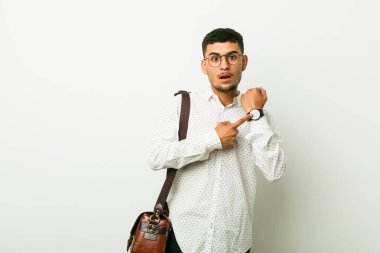 Bir plasard tutan genç İspanyol işadamı