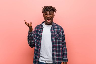 Genç Afrikalı siyah adam öfkeyle bağırıyor..