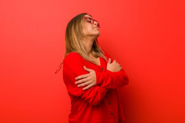 Bir duvar kucaklayan karşı Genç otantik karizmatik gerçek insanlar kadın, kaygısız ve mutlu gülümseyen.