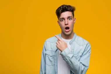 Yan tarafı gösteren kot gömlek giyen genç ve yakışıklı bir öğrenci.