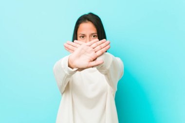 Genç ve güzel İspanyol kadın inkar jesti yapıyor.