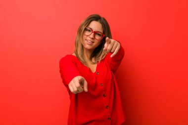 Bir duvara karşı genç otantik karizmatik gerçek insanlar kadın ön işaret neşeli gülümsüyor.