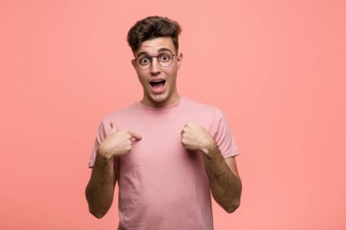 Kafkasyalı genç adam kendini göstererek şaşırdı, geniş bir gülümsemeyle..