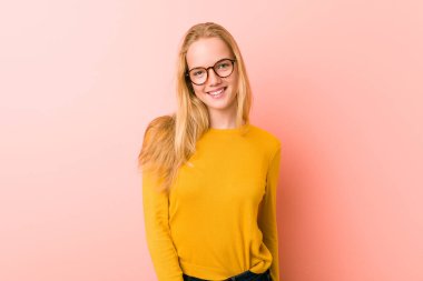 Gözlük takan beyaz tenli sevimli öğrencilere yakın çekim.