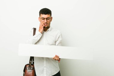 Bir plasard tutan genç İspanyol işadamı