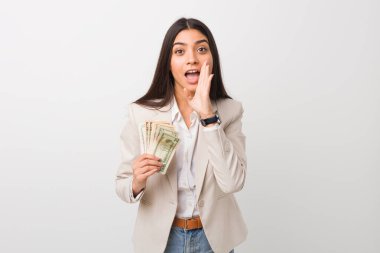 Genç Arap iş kadını elinde dolarlarla heyecanla bağırıyor..