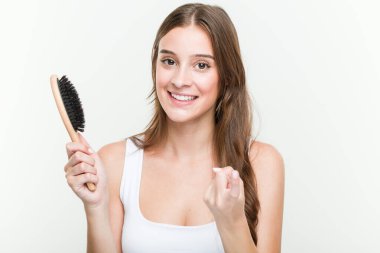 Kafkasyalı genç bir kadın elinde saç fırçasıyla seni işaret ediyor. Sanki seni davet ediyormuş gibi..