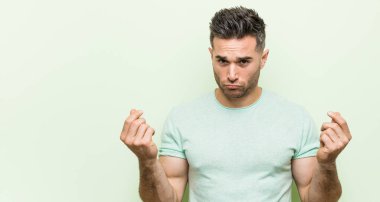 Yeşil bir geçmişi olan genç ve yakışıklı bir adam parasız olduğunu gösteriyor..