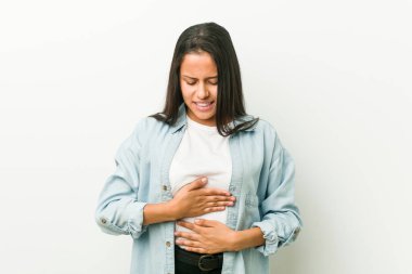 Genç İspanyol kadın hasta, mide ağrısı muzdarip, ağrılı hastalık kavramı.