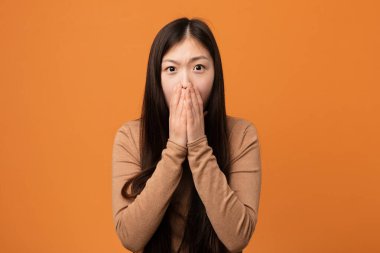 Genç, güzel Çinli kadın korkmuş ve korkmuş..