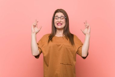 Gözlüklü genç bayan şans dilemek için şans diliyor.