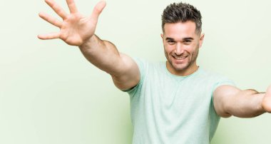 Yeşil bir geçmişi olan genç yakışıklı bir adam kameraya sarıldığı için kendinden emin hissediyor..