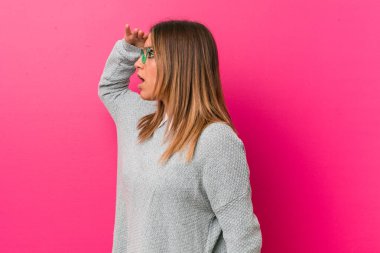 Genç otantik karizmatik gerçek insanlar kadın bir duvara karşı uzak alnında el tutmak bakarak.