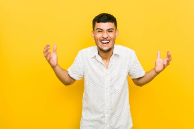 Genç İspanyol öfkeyle bağırıyor..