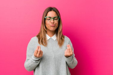 Genç, otantik, karizmatik, gerçek bir kadın. Duvara yaslanmış, parasız olduğunu gösteriyor..