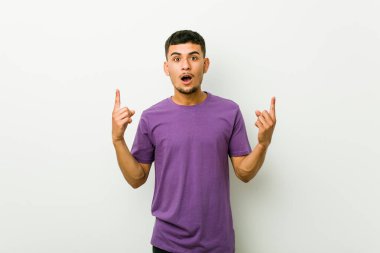 Genç İspanyol adam açık ağız ile ters işaret.