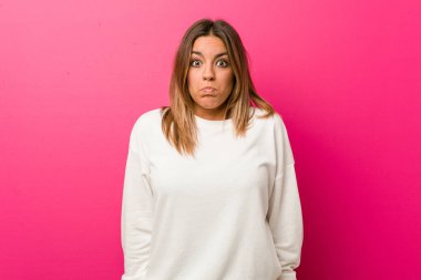 Bir duvara karşı Genç otantik karizmatik gerçek insanlar kadın omuzsilke ve açık gözleri karışık.