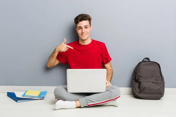 Jonge Student Man Zittend Zijn Huis Vloer Met Een Laptop — Stockfoto