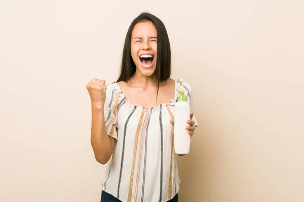 Junge Hispanische Frau Mit Einer Cremeflasche Die Unbeschwert Und Aufgeregt — Stockfoto