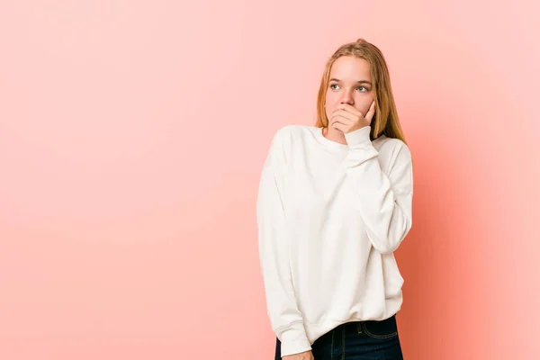 Young Blonde Teenager Woman Thoughtful Looking Copy Space Covering Mouth — Stock Photo, Image