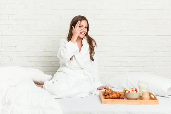 Jonge Blanke Vrouw Het Bed Knipperen Naar Camera Door Vingers — Stockfoto